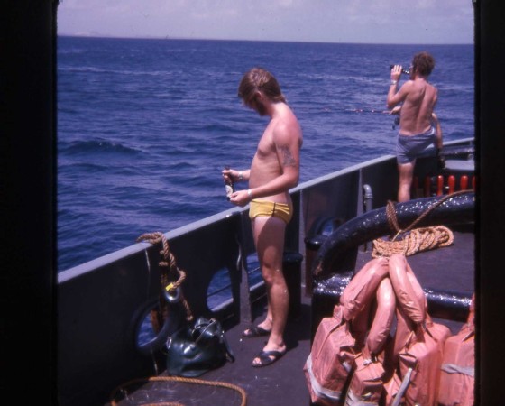 Henk Mulder en Jan Gerits (rechts) tijdens het vissen.