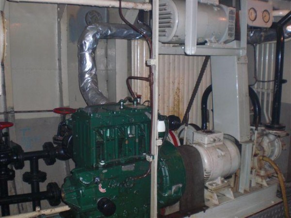 Lister 3 cil. met koppeling naar noodbrandbluspomp, lenspomp, generator en kompressor. Lister 3 cil. met koppeling naar noodbrandbluspomp, lenspomp, generator en kompressor.